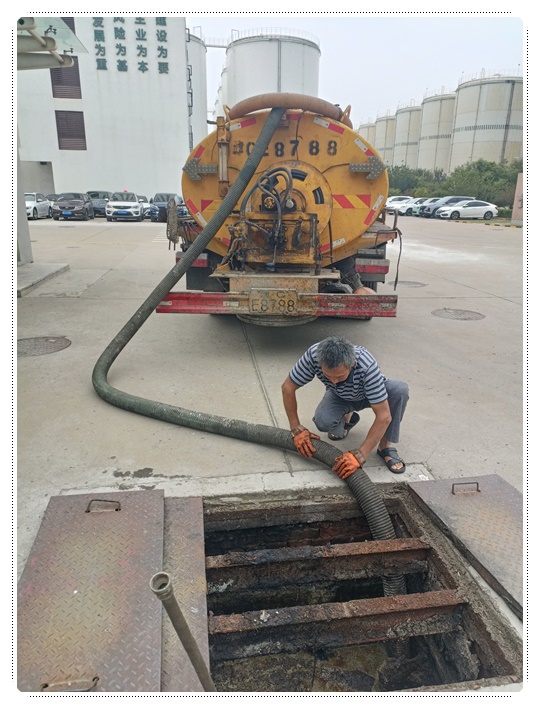 万冲镇隔油池清掏