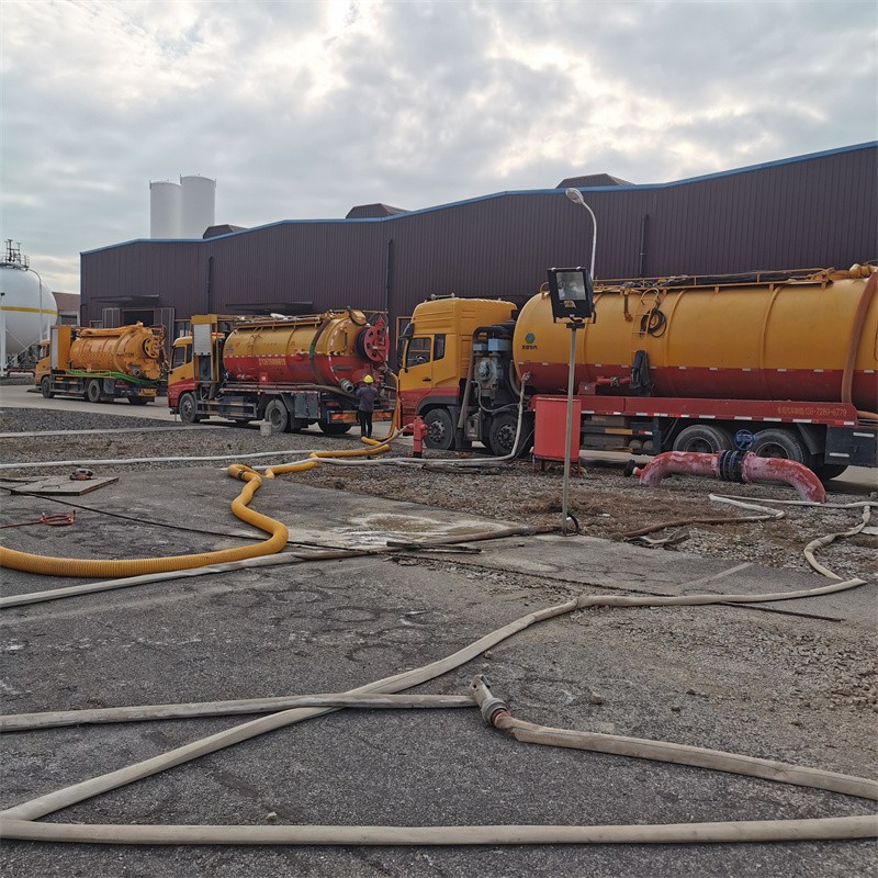 万冲镇污水池清理