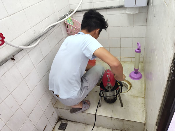 万冲镇肥皂掉到马桶里把马桶堵住了怎么办？马桶堵住了怎么办