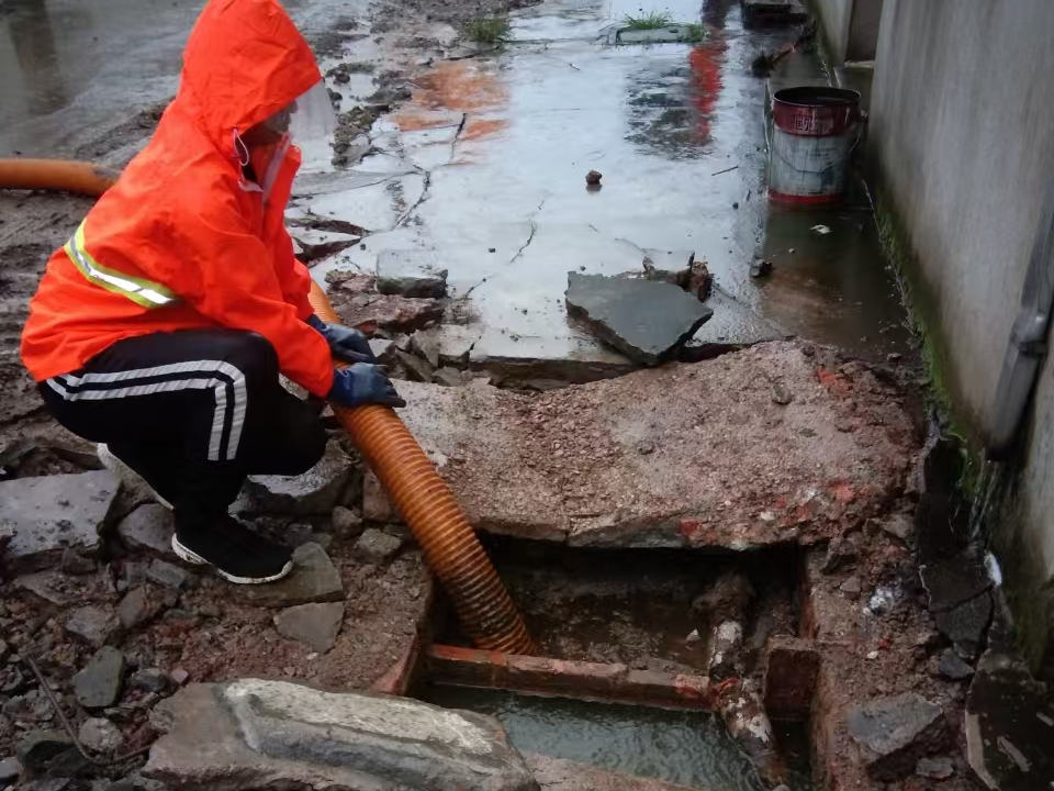 万冲镇专业清理污水池 炜誉市政以规范流程守护城市 “肠道”