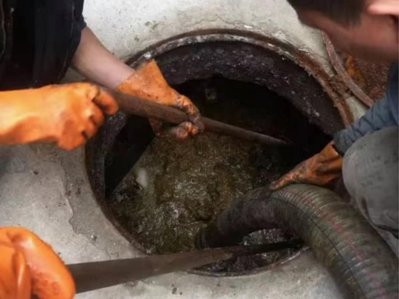 万冲镇清理化粪池时如何避免沼气的危害？